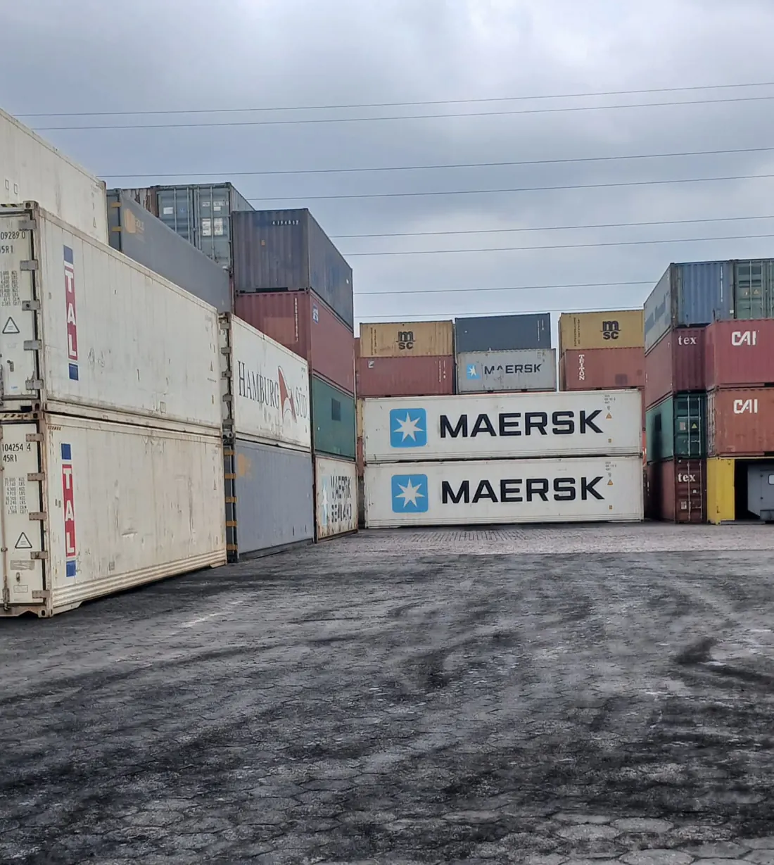 Containers High Cube Maersk empilhados