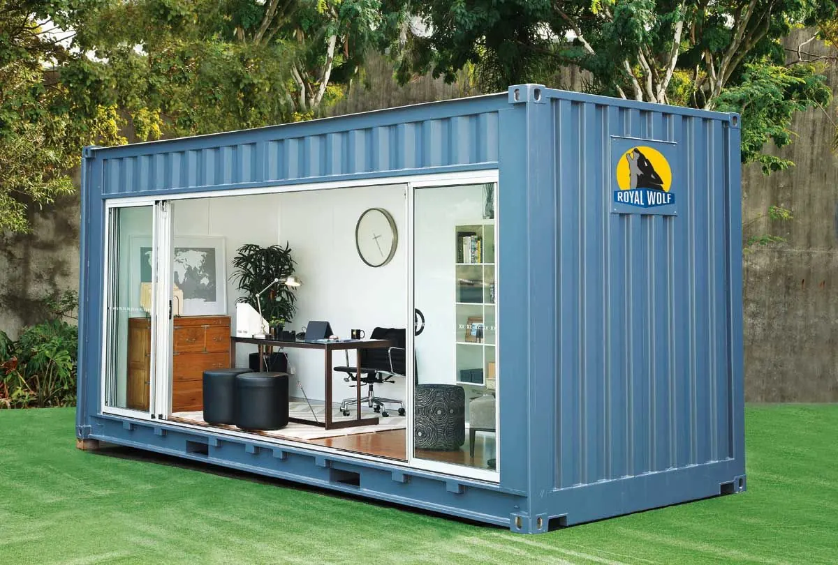 Container modular transformado em escritório com porta de vidro