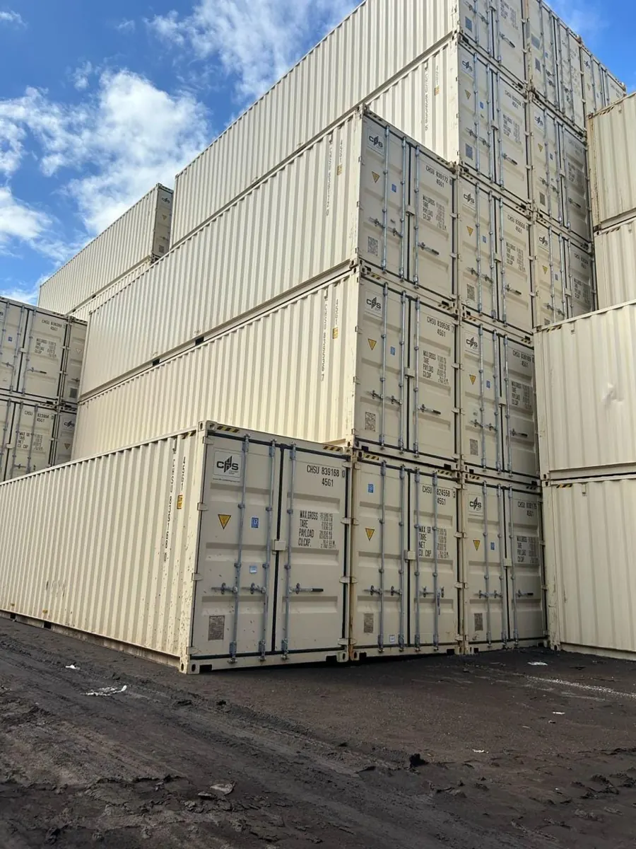 Containers novos empilhados