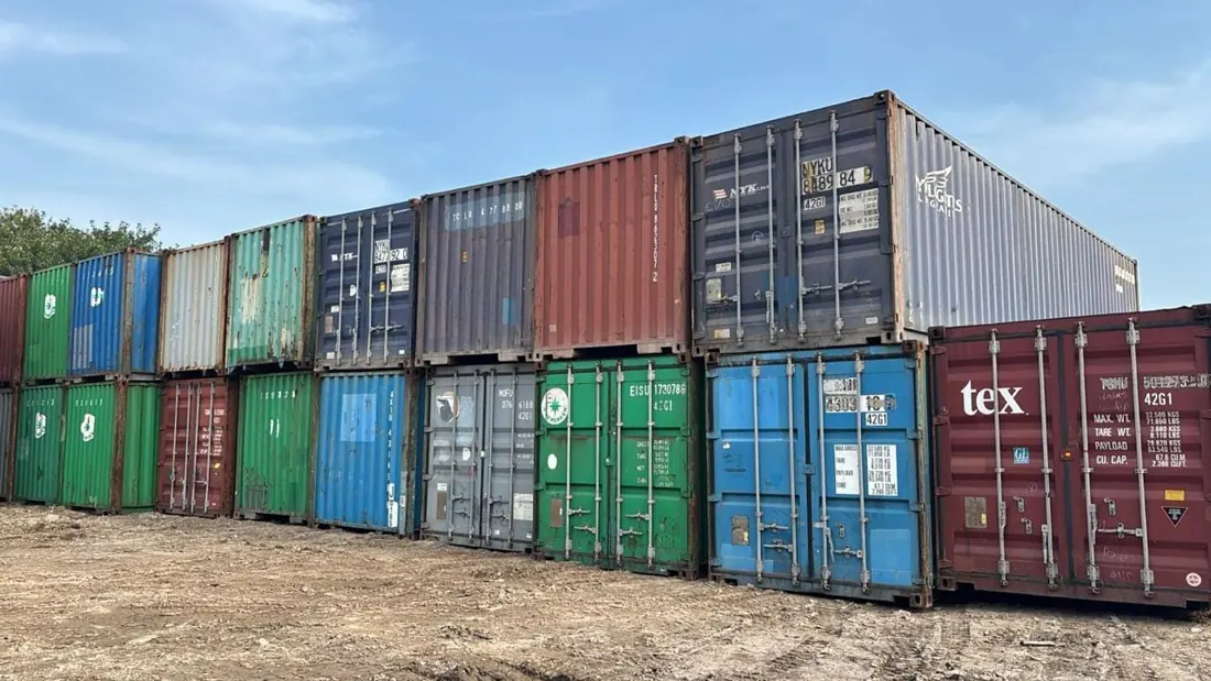 Pátio com containers usados de diversas cores
